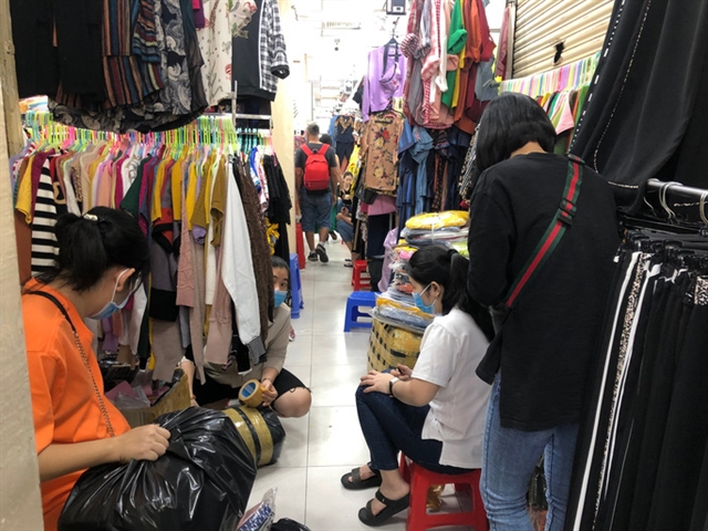 HCM City clothing businesses face difficulties as demand drops
